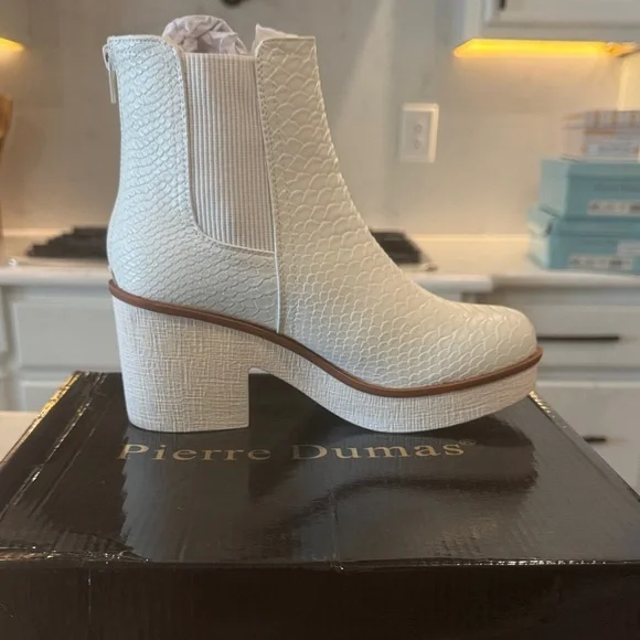 Pierre Dumas Textured White Ankle Booties - Picture 2 of 6